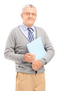 Vyras rankose laiko popieriaus lapus