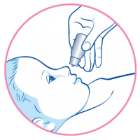 Kūdikiui į nosį lašinami lašai